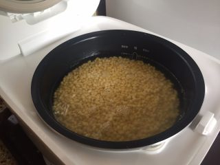 3、家庭自制绿豆糕,启动，电饭煲的煮饭功能；