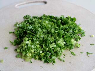 3、芹菜香菇饺子,芹菜洗净沥干水分切碎