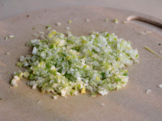 4、芹菜香菇饺子,大葱切碎;