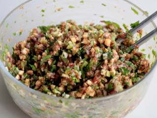 8、芹菜香菇饺子,同样的手法从一个方式拌至上劲;