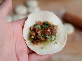 11、芹菜香菇饺子,包入适量的肉馅儿;