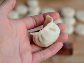 12、芹菜香菇饺子,包成你想要的样子;