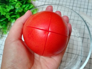 2、柠香番茄酱,西红柿背部切十字，准备去皮
