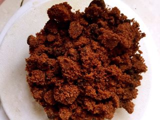 1、红糖红枣发糕,红糖放入碗里