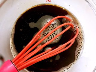 2、红糖红枣发糕,倒入开水，搅匀备用