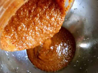 6、红糖红枣发糕,把打好的糊倒入盆中