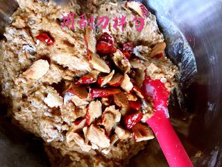 11、红糖红枣发糕,用刮刀拌匀