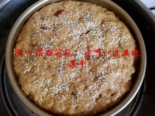 18、红糖红枣发糕,撒一层白芝麻，也可以是其他果干