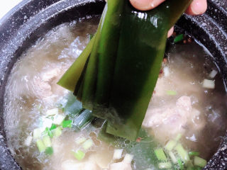 10、海带骨头汤,再放入海带片。