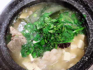 14、海带骨头汤,关火了，撒上香菜搅拌均匀。