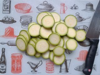 1、烤菇菇蛋吐司配节瓜,节瓜和大蒜洗净切片