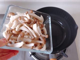 5、烤菇菇蛋吐司配节瓜,锅中放入适量橄榄油，油热后倒入蟹味菇