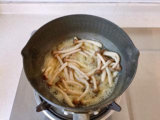 6、烤菇菇蛋吐司配节瓜,翻炒至蟹味菇出水变软