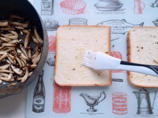 8、烤菇菇蛋吐司配节瓜,用刷子沾取蟹味菇中的橄榄油，均匀刷在吐司的正反面