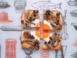 11、烤菇菇蛋吐司配节瓜,烤好的菇菇蛋吐司对切成4小块