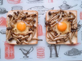 10、烤菇菇蛋吐司配节瓜,在吐司中间凹陷处打入一个鸡蛋，放入烤盘，放入烤箱中上层和节瓜一起烤，烤15-20分钟