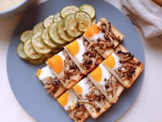 12、烤菇菇蛋吐司配节瓜,最后把烤菇菇蛋吐司和节瓜一起装盘即可