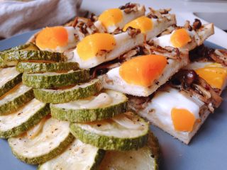 13、烤菇菇蛋吐司配节瓜,吐司香脆，配着吸饱了油醋汁和意式香料的蟹味菇，蛋白嫩嫩，蛋黄烤的刚刚凝固，一口下去，不能再满足啦～