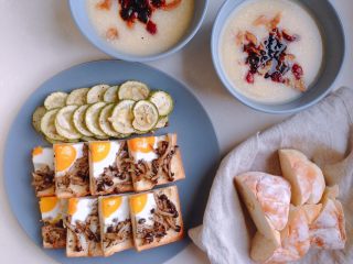 14、烤菇菇蛋吐司配节瓜,好好吃早餐：烤菇菇蛋吐司配节瓜、榴莲芝士软欧和红糖红枣小米粥