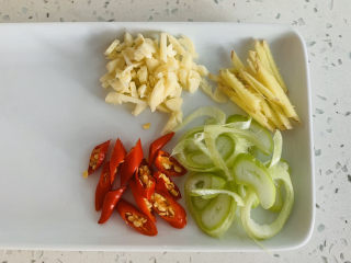 4、卷心菜炒粉丝,这样提前准备出来,在后面制作的过程当中不会手忙脚乱。