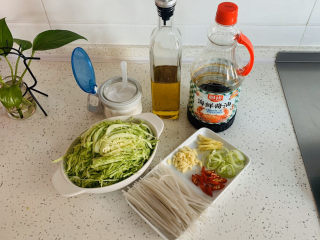 6、卷心菜炒粉丝,将炒制的材料提前从柜子中取出。