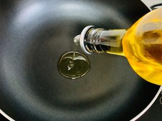 7、卷心菜炒粉丝,炒锅中加入30克油。