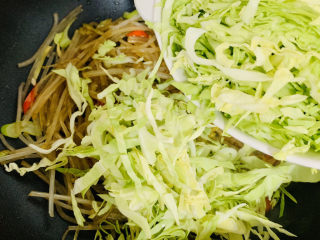 11、卷心菜炒粉丝,加入卷心菜,翻炒。