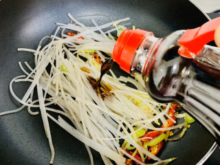 10、卷心菜炒粉丝,加入海天酱油,翻炒。