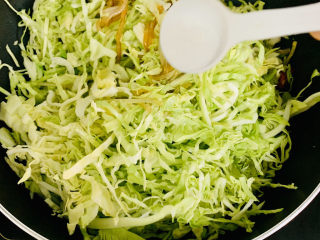12、卷心菜炒粉丝,加入适量的盐。