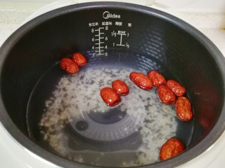 3、红枣黑米粥,加入纯净水。