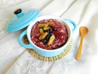 8、红枣黑米粥,营养又好吃的黑米粥。