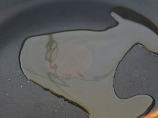 4、猪肝火腿煎蛋三明治,平底锅热油