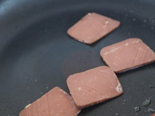 6、猪肝火腿煎蛋三明治,剩下的油，把猪肝火腿煎一下