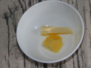 7、猪肝火腿煎蛋三明治,黄油准备10g左右