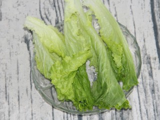 9、猪肝火腿煎蛋三明治,洗干净生菜