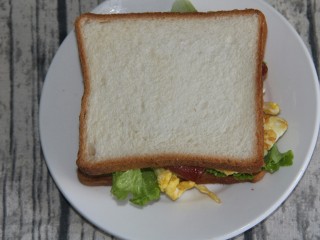 15、猪肝火腿煎蛋三明治,最后盖上一片土司