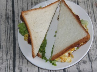 16、猪肝火腿煎蛋三明治,切开两半