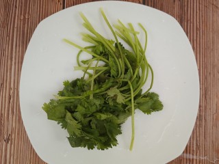 3、羊肉炒香菜,洗净一小把香菜