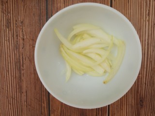 4、羊肉炒香菜,把一块洋葱切条状