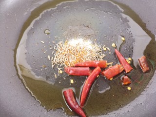 12、羊肉炒香菜,把调料也炒香，用小火哦