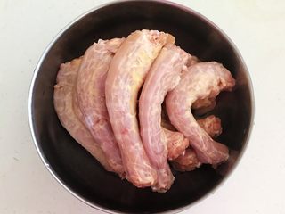 2、香辣卤鸡脖,摘去鸡脖上面的淋巴