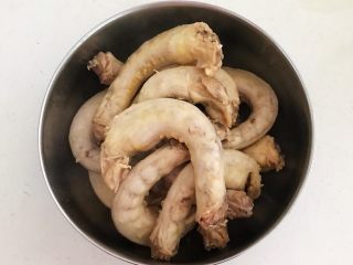 5、香辣卤鸡脖,把焯好的鸡脖捞出来，用温水清洗干净沥干水份