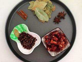 6、香辣卤鸡脖,准备辅料：花椒粒，干红辣椒，八角，香叶，桂皮