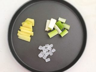 7、香辣卤鸡脖,大葱切成小段，鲜姜切成小片，冰糖