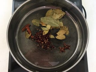 8、香辣卤鸡脖,锅烧热后加入1勺大豆色拉油，油烧热后加入花椒粒，香叶，桂皮和八角