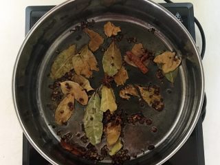 9、香辣卤鸡脖,煸炒出香味