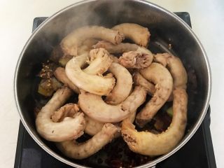 12、香辣卤鸡脖,加入焯好的鸡脖