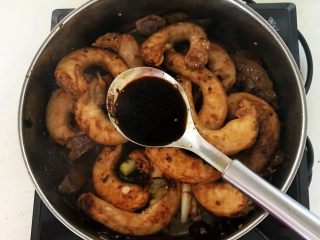 15、香辣卤鸡脖,加入1勺生抽