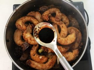 16、香辣卤鸡脖,加入半勺老抽