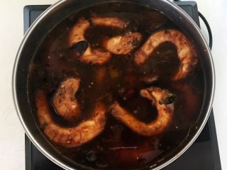 18、香辣卤鸡脖,加入开水，水量没过鸡脖